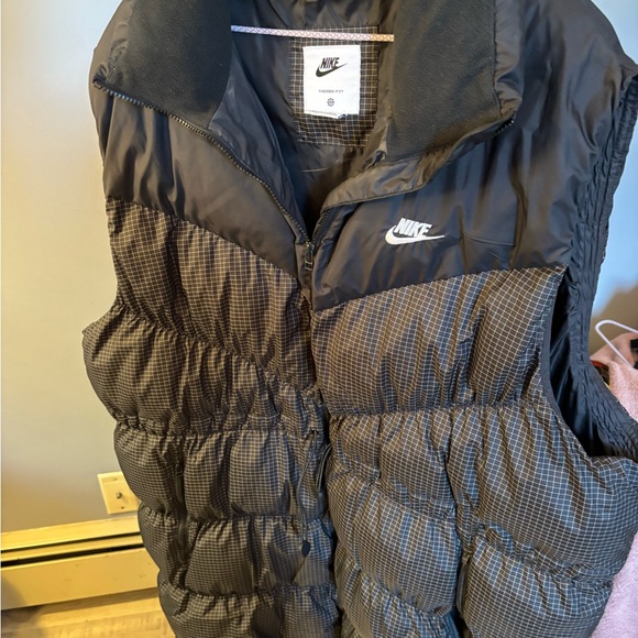 Nike Sportswear Windpuffer is a high-performance, stylish outerwear!! - Picture 3 of 11